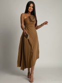 Rochie pliată elegantă cu o floare de caramel AZRHP6987